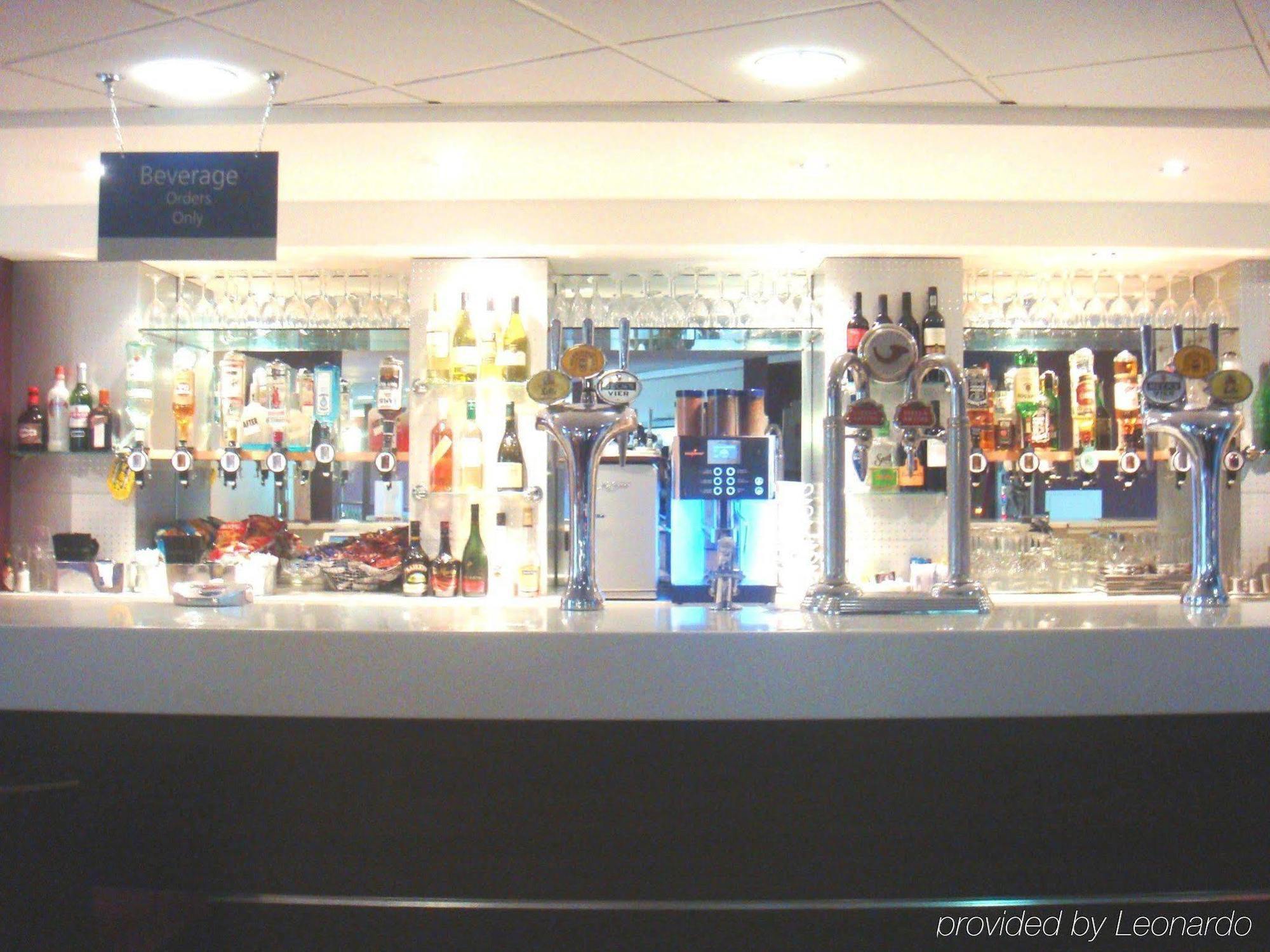 Holiday Inn Express London Stansted Airport, An Ihg Hotel Stansted Mountfitchet Exteriör bild